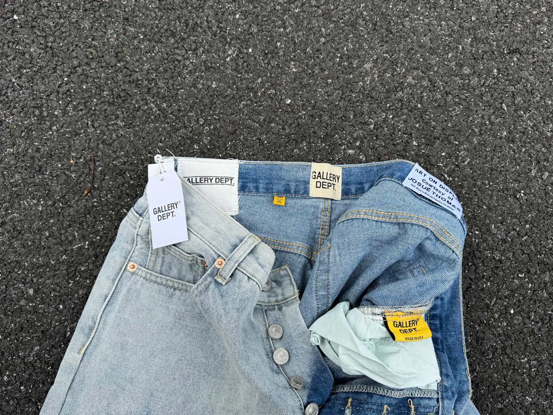 P240💰G66 GALLERY DEPT. Denim spliced ​​with all-over printed leather ripped bell-bottoms, washed and distressed jeans. GALLERY is attracted by these bell-bottoms. Whether it is a reset of Carhartt or Levis, it has created a strong brand style. Since these pants are modified from rare vintage, the production capacity is limited. Therefore, after many icons wore them, these pants were once hard to find. Later, perhaps due to the improvement of GD's business in the past two years and the expansion of production lines, the brand itself lowered the price, so I can't wait any longer for these pants this year and will definitely buy them. During the process of the denim washing plant, the owner of the washing plant helped introduce a boss who had worked for Levi's foundry and started his own business. This also paved the way for the following styles. Therefore, Levi's remodeled single product for the base plate is really familiar. Whether it is the fabrics supplied or the lathes used in production, there is nothing to choose from. -Color: blue -Size: S-XXL (corresponding to 28-36)